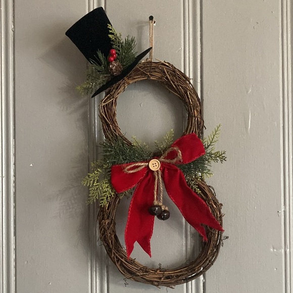 NWT- Beautiful Snowman Wreath Decoration w/ 🎩 Red Velvet Bow & Jingle Bells - Picture 1 of 17